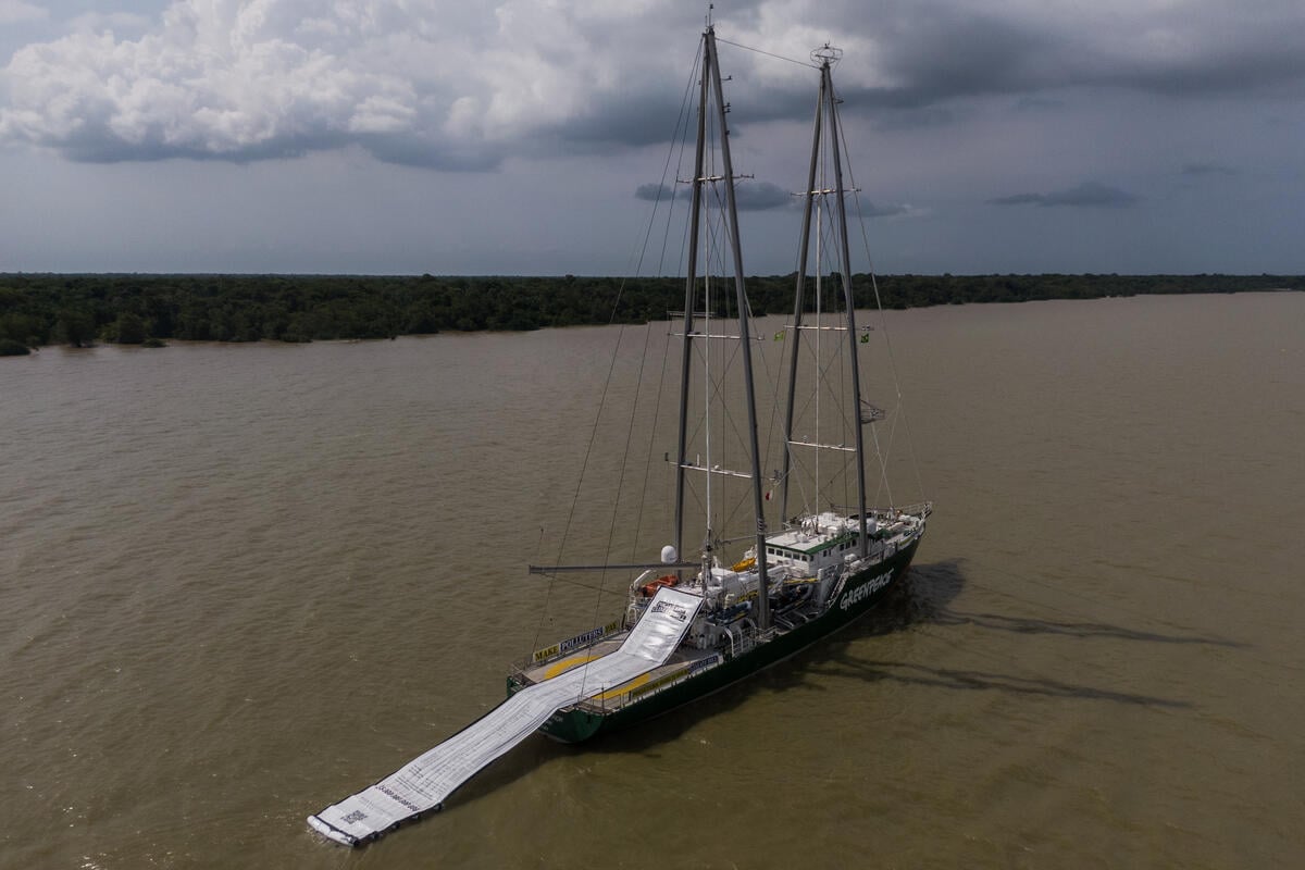 Activists Reveal MASSIVE Climate Polluters’ Bill at the Gateway to the Amazon. © Tuane Fernandes / Greenpeace