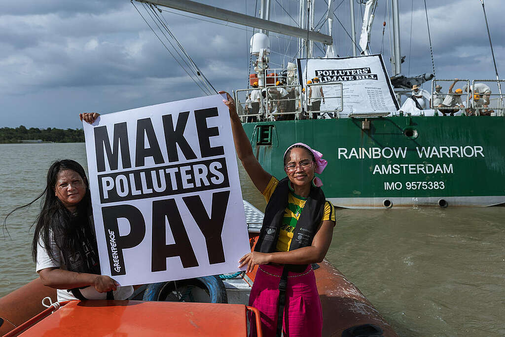 Activists Reveal MASSIVE Climate Polluters’ Bill at the Gateway to the Amazon. © Tuane Fernandes / Greenpeace