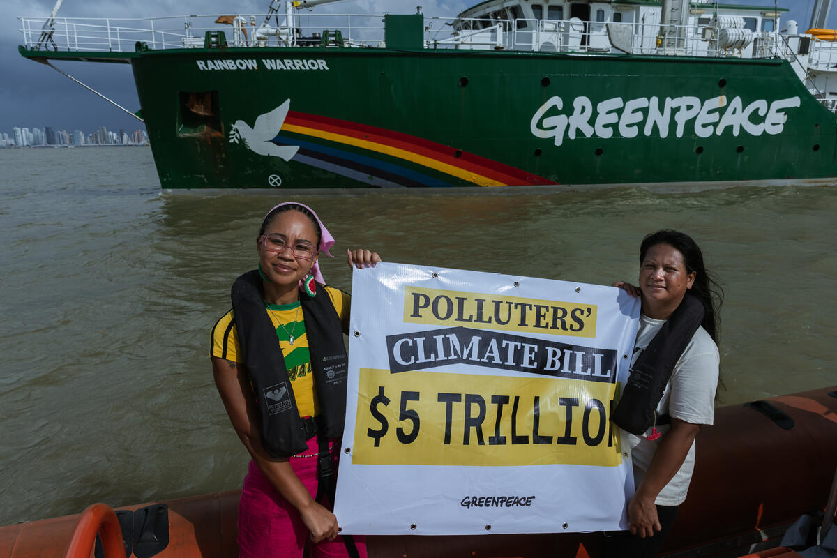 Activists Reveal MASSIVE Climate Polluters&rsquo; Bill at the Gateway to the Amazon. &copy; Tuane Fernandes / Greenpeace