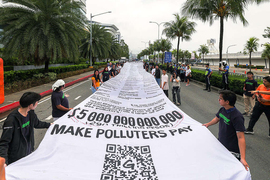 Climate Survivors Reveal Trillion-dollar Polluter's Climate Bill in the Philippines. © Jilson Tiu / Greenpeace
