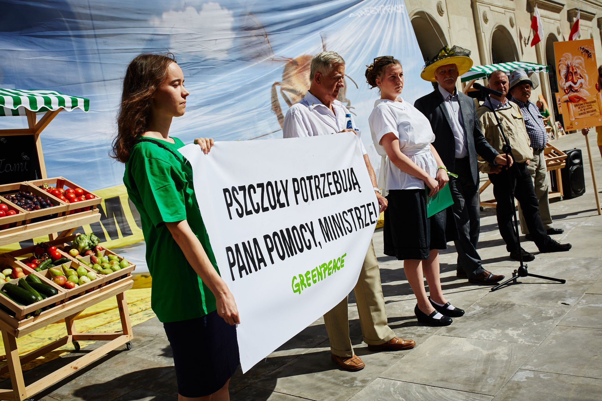 Protest Greenpeace i pszczelarzy pod Ministerstwem Rolnictwa