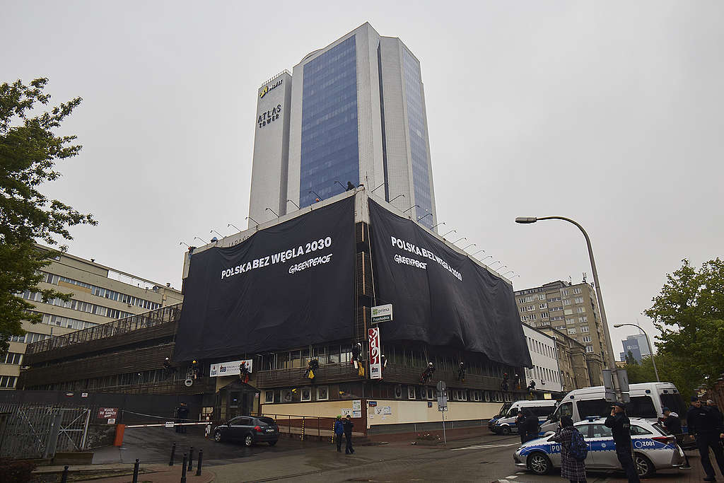 Polska bez węgla 2030 - protest na siedzibach PiS i PO w Warszawie