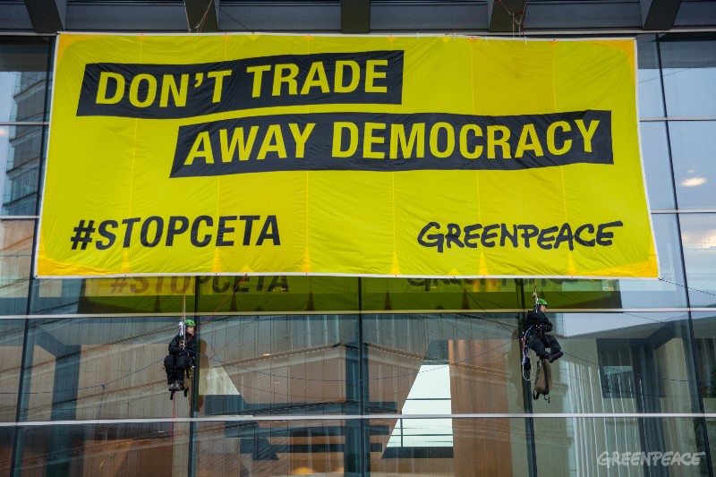 Protest Greenpeace przeciw CETA podczas obrad ministrów UE