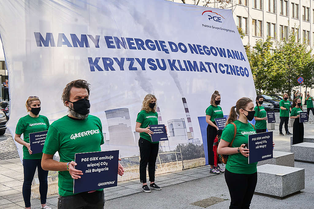 Dziś rano aktywistki i aktywiści Greenpeace pojawili się przed siedzibą PGE z ośmiometrowym transparentem na którym znalazła się przerobiona reklama koncernu z hasłem - Mamy energię do negowania kryzysu klimatycznego. Akcja jest komentarzem do oficjalnej odpowiedzi spółki córki PGE - PGE GiEK - na pozew klimatyczny fundacji Greenpeace, w której największy niszczyciel klimatu w Polsce zaprzecza naukowemu konsensusowi w sprawie zmiany klimatu. Aktywistki i aktywiści domagają się od prezesa PGE Wojciecha Dąbrowskiego wzięcia odpowiedzialności za strategię całej grupy PGE i pilnego wyznaczenia daty odejścia PGE od węgla na rok 2030.