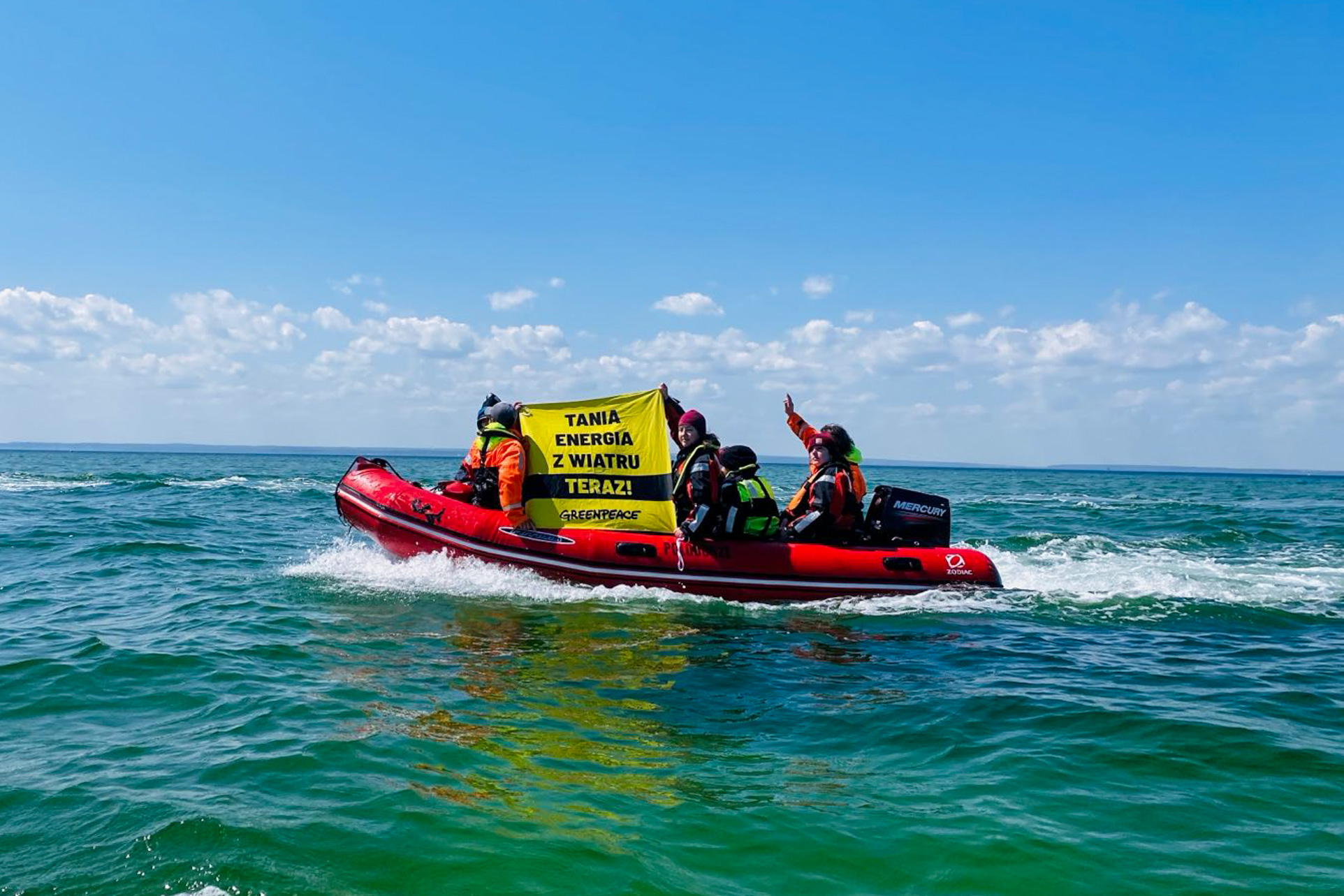 Wielki transparent na terenie rezydencji prezydenta w Juracie. Aktywiści Greenpeace apelują do kandydatów, by wspierali OZE.