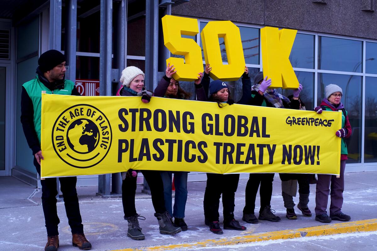 Greenpeace wzywa do drastycznego ograniczenia produkcji plastiku.