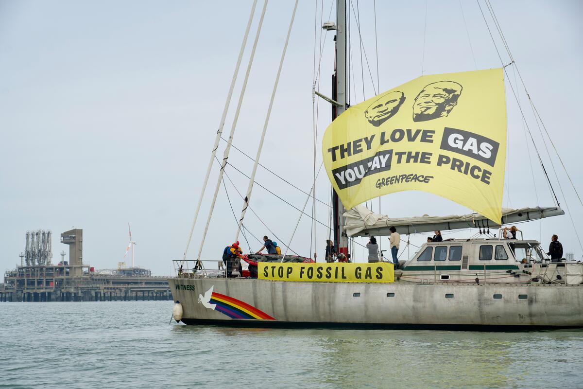 Polscy aktywiści Greenpeace blokują terminal LNG w Belgii