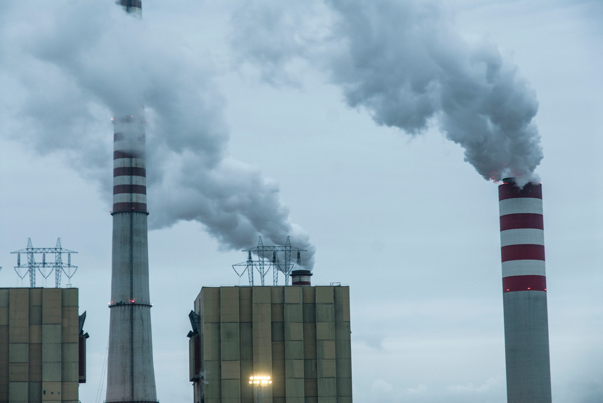 COP19 Projection on Coal Power Station Kozienice. © Dawid Sypniewski / Greenpeace