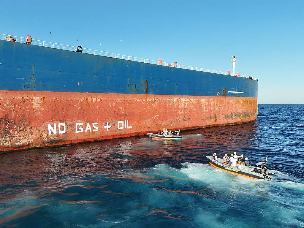 Gaz i ropa zabijają! Aktywiści Greenpeace malują hasło na tankowcu rosyjskiej „floty cienia”