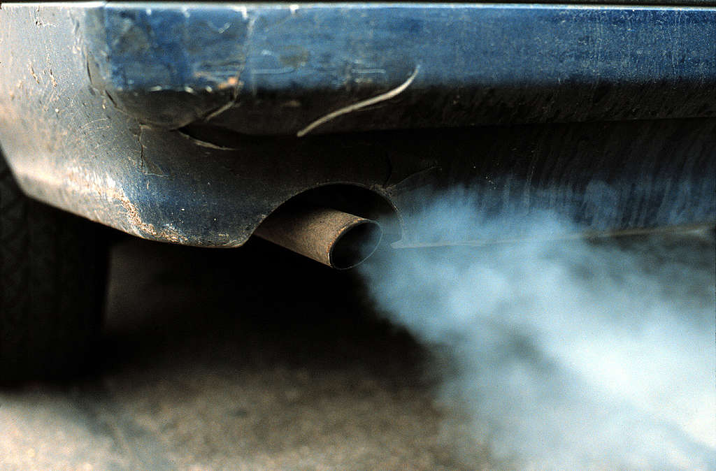 Car exhaust fumes, London. © Greenpeace / Maggie Gowan