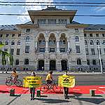 14 activiști Greenpeace au protestat astăzi în fața Primăriei Municipiului București și au cerut creșterea numărului de piste de biciclete