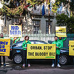 Viktor Orbán blochează sancțiunile împotriva Rusiei. Activiștii Greenpeace protestează la Ambasada Ungariei.