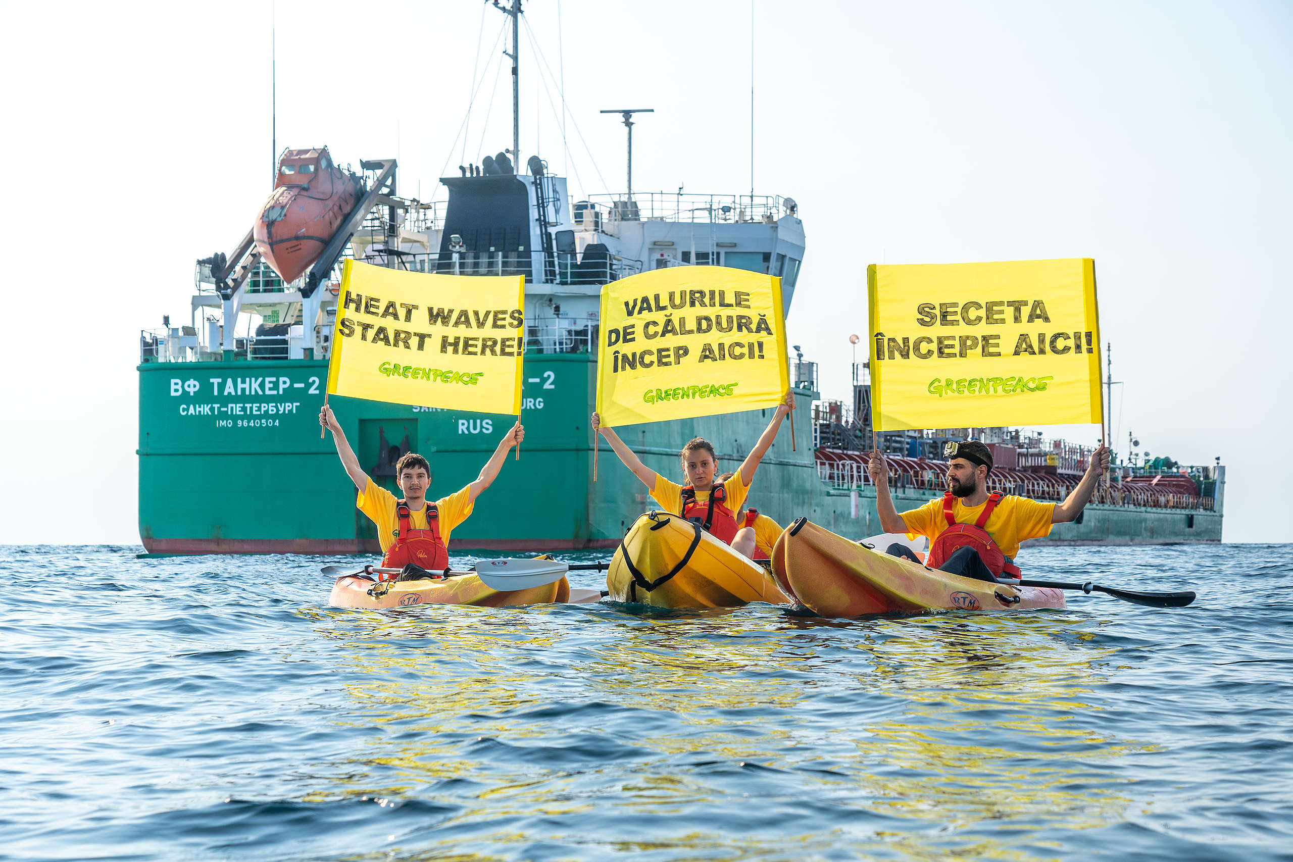 Protest Greenpeace în fața unui petrolier rusesc: „Seceta începe aici!” 