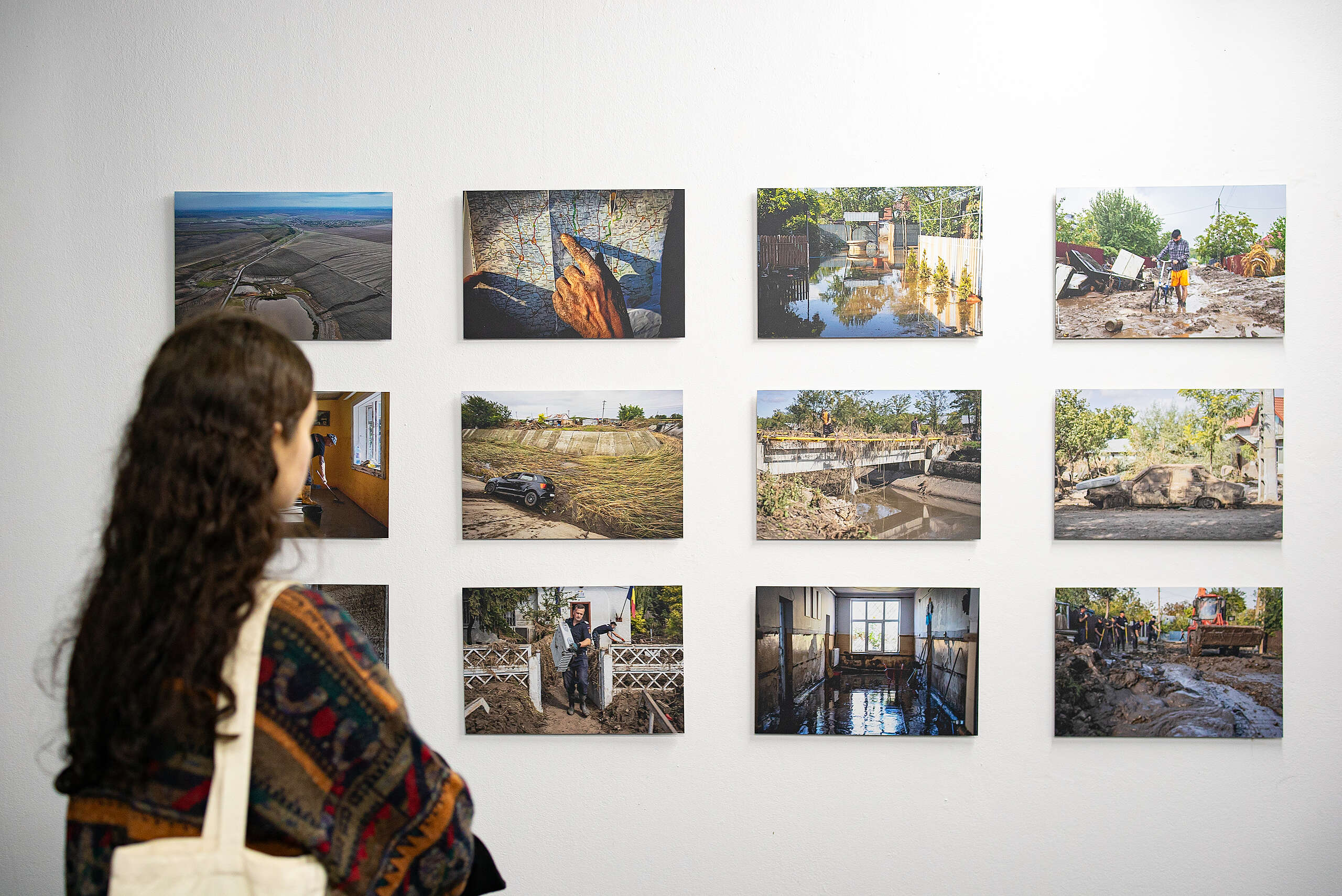 „Dincolo de ape” – expoziția care a adus poveștile supraviețuitorilor inundațiilor din județul Galați