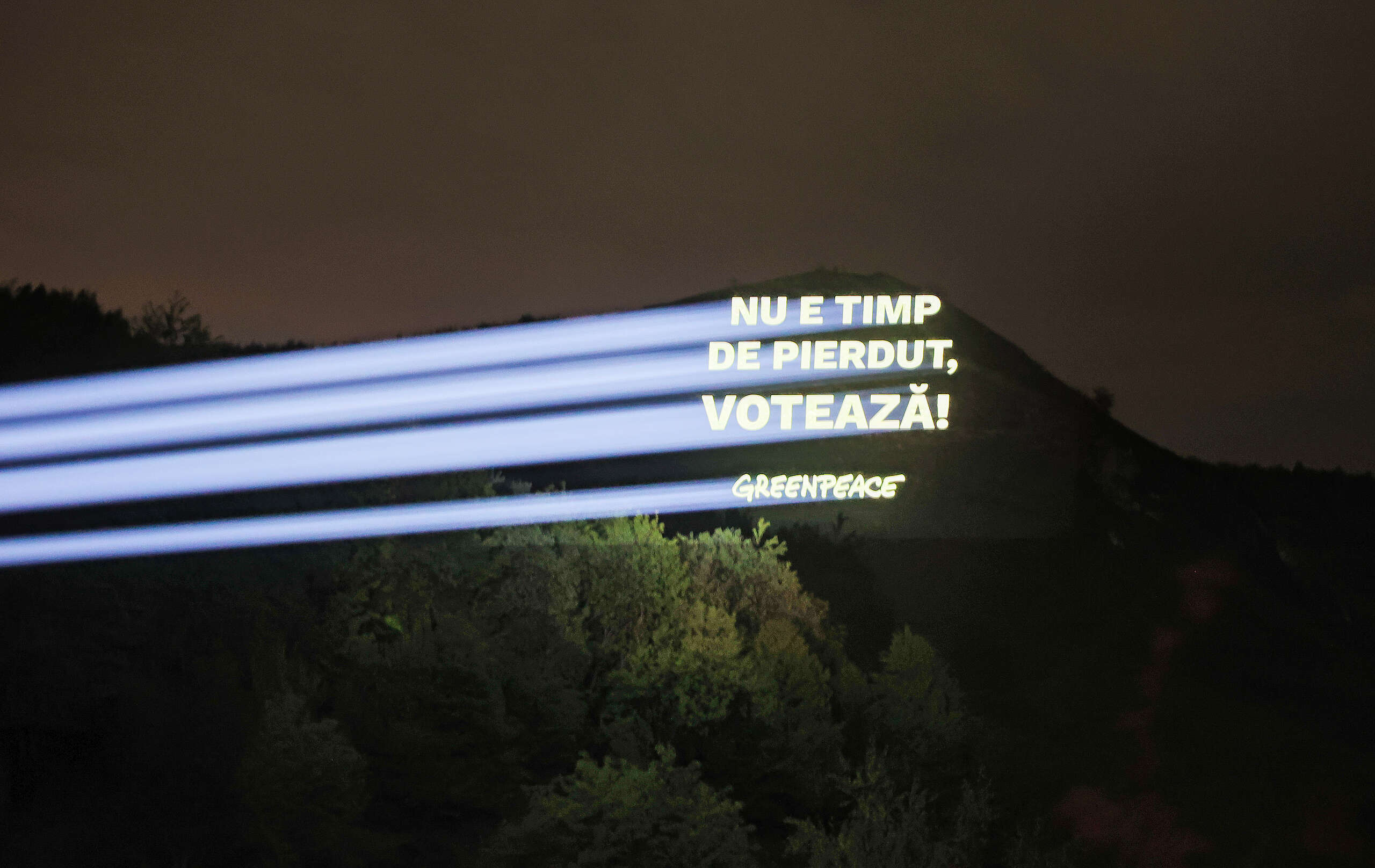 „Nu e timp de pierdut, votează!”, proiecție simbolică Greenpeace la Roșia Montană