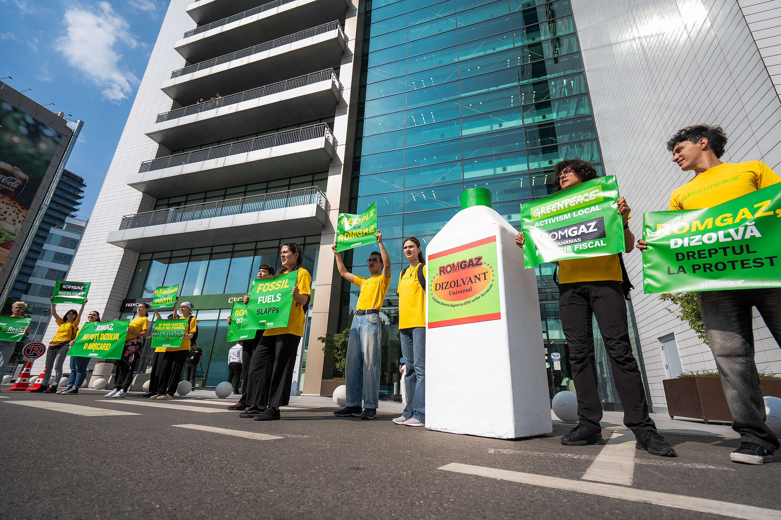 Protest Greenpeace la sediul Romgaz – Confruntare cu agenții de pază