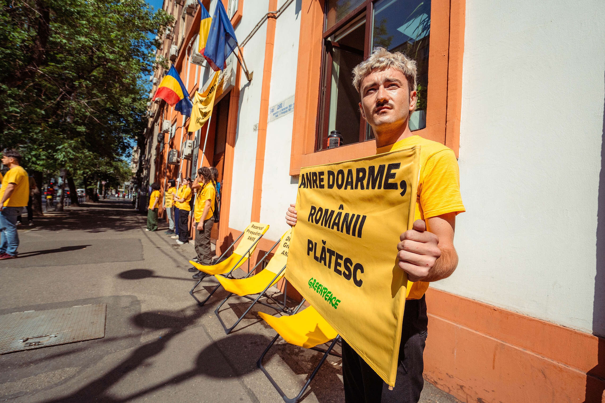 Protest Greenpeace la sediul ANRE: „Au refuzat să-și facă treaba”