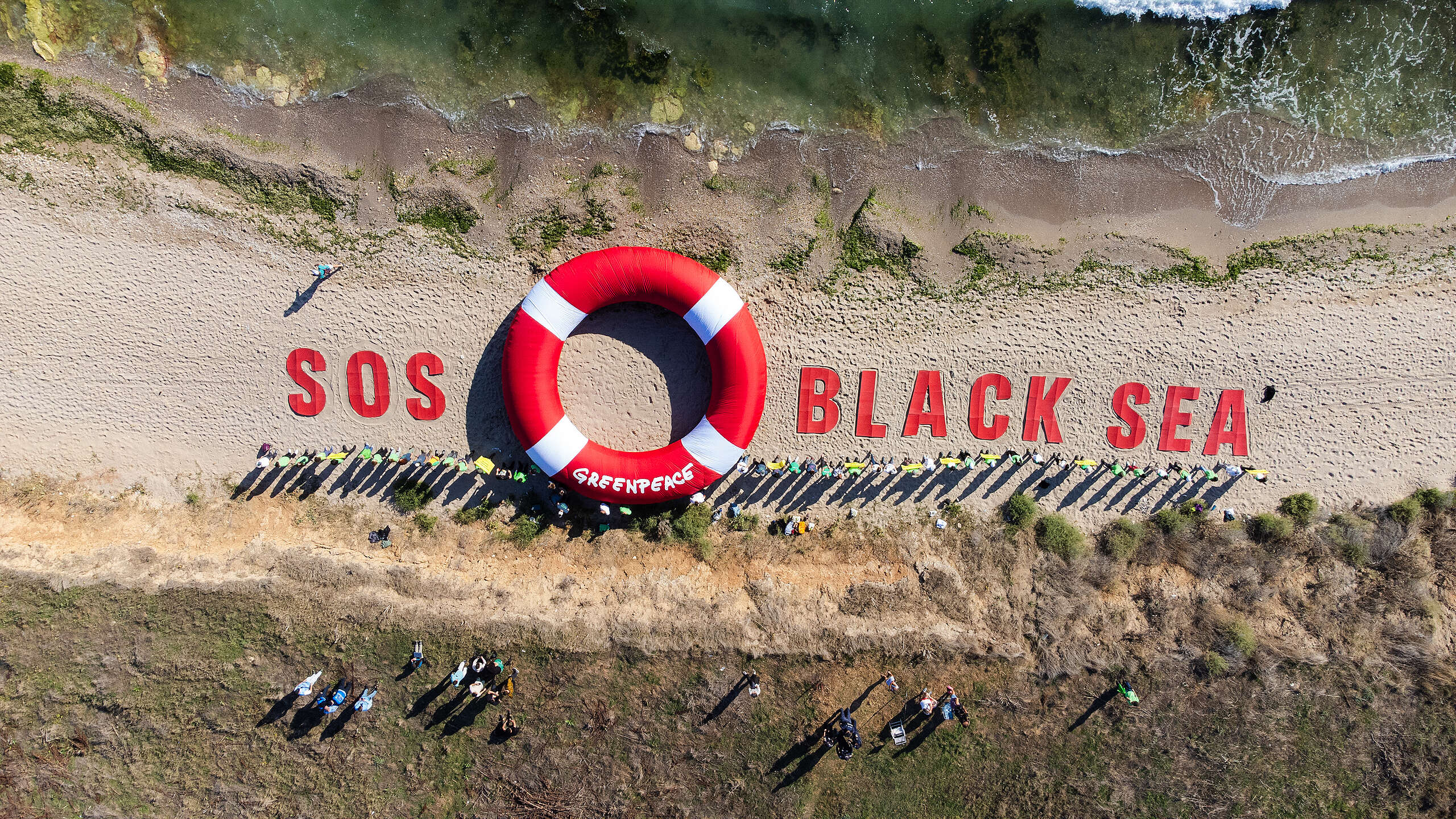 Protest cu zeci de activiști Greenpeace pe plaja din Vama Veche