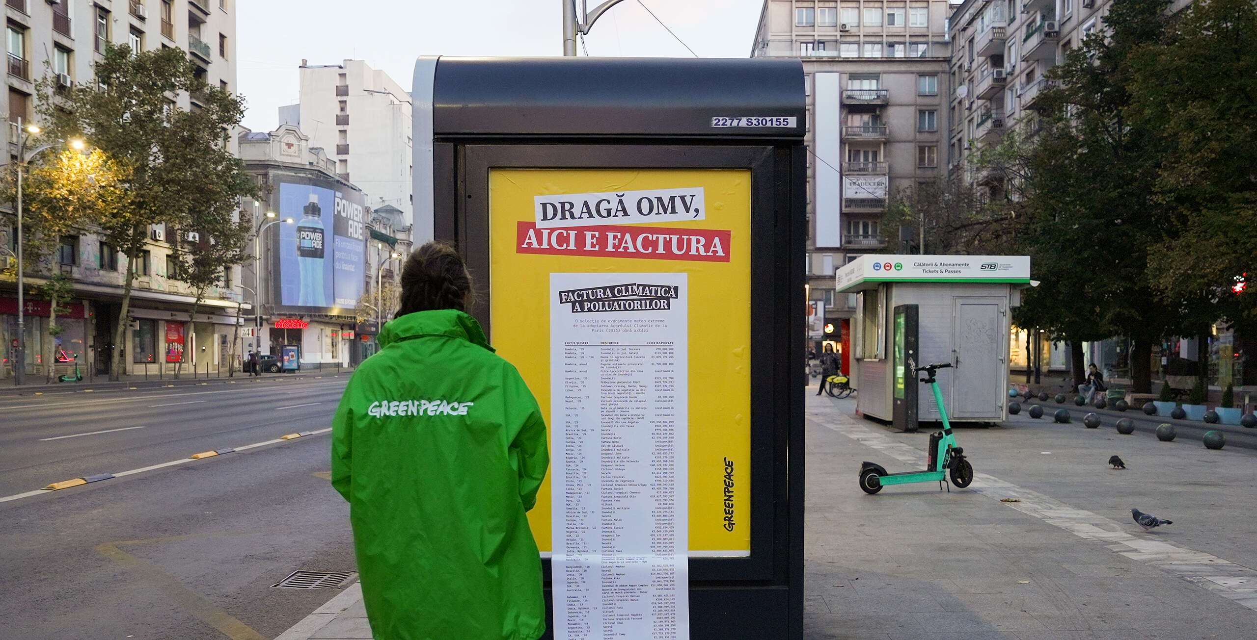 Factura de aproape 5 trilioane de euro: Greenpeace expune costurile reale ale poluării printr-o acțiune în București