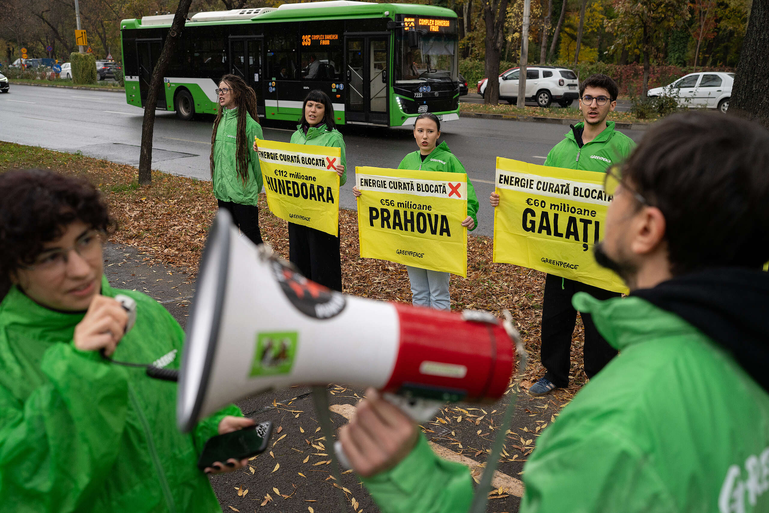 Activiștii Greenpeace au dus mesajul primăriilor la minister: „Lansați fondurile pentru energie regenerabilă!”