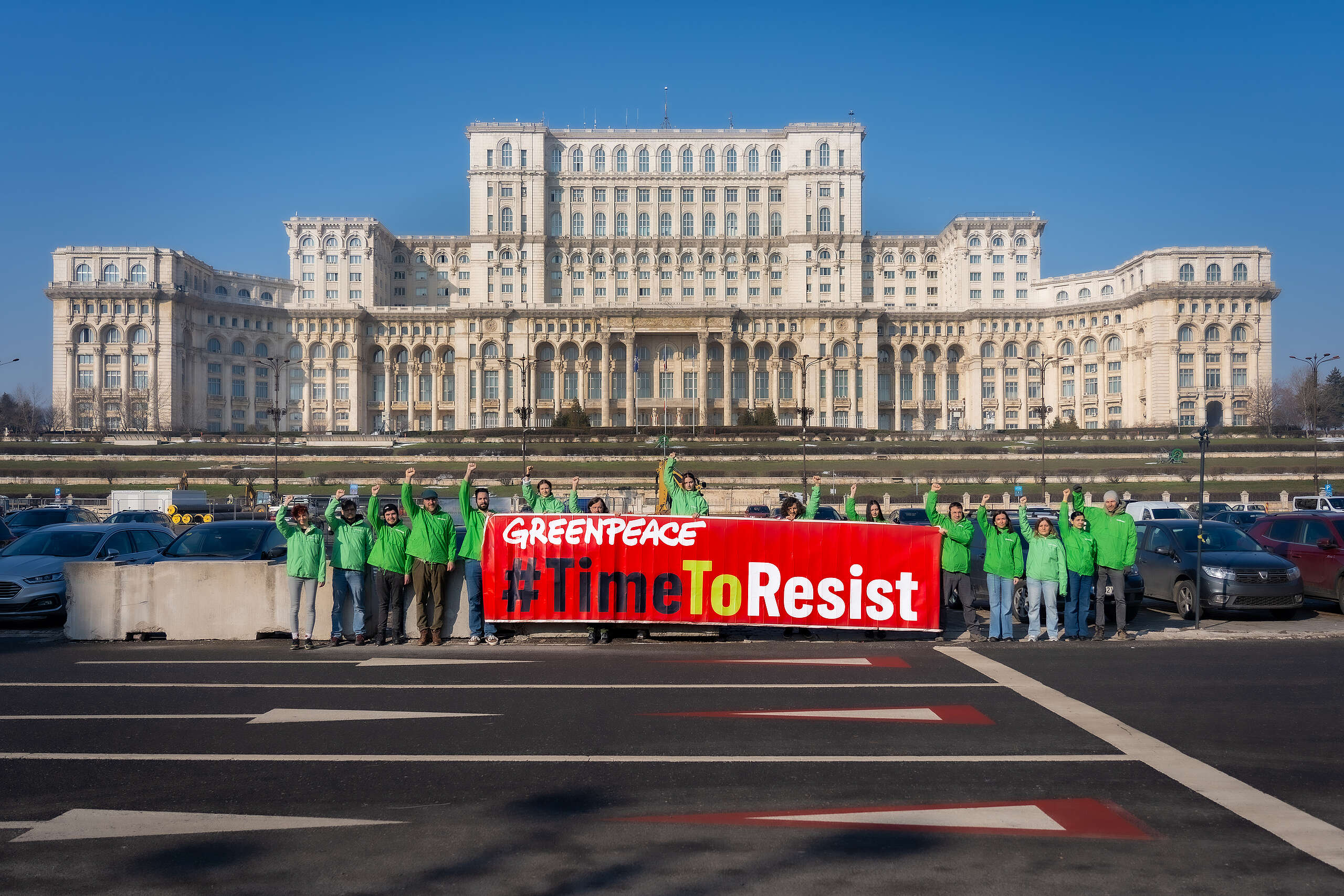 Pot încerca să oprească Greenpeace, dar nu pot opri o mișcare