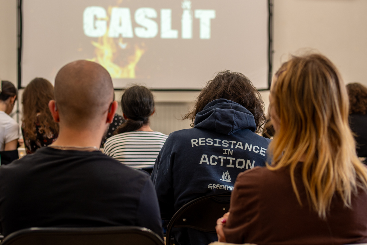 „EI AU PUTEREA BANILOR, DAR NOI AVEM PUTEREA OAMENILOR” – Premiera filmului documentar GASLIT în România 