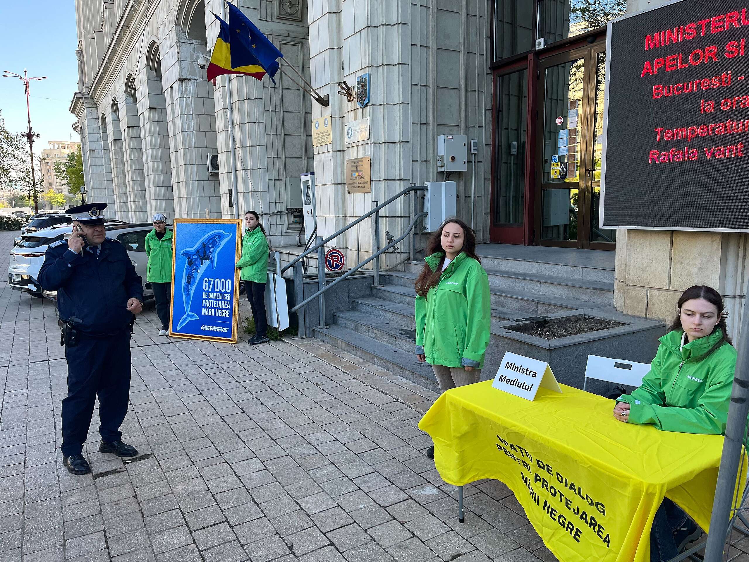 Protest–maraton Greenpeace România la Ministerul Mediului: „A refuzat să primească cele peste 67.000 de semnături”