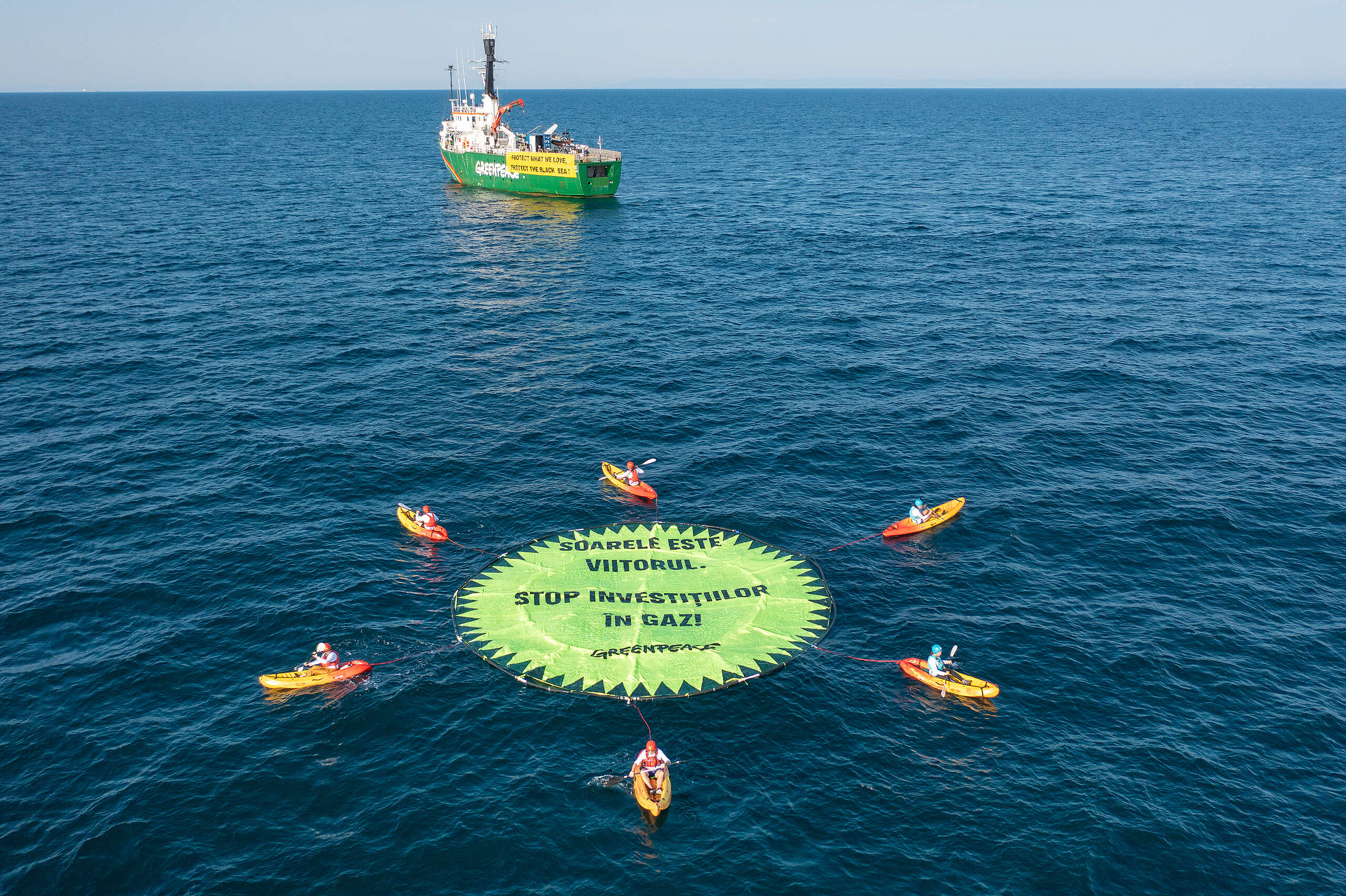 Protest pe Marea Neagră: De la bordul Arctic Sunrise, Greenpeace România cere investiții masive în energie solară, stocare și oprirea proiectelor periculoase de gaze