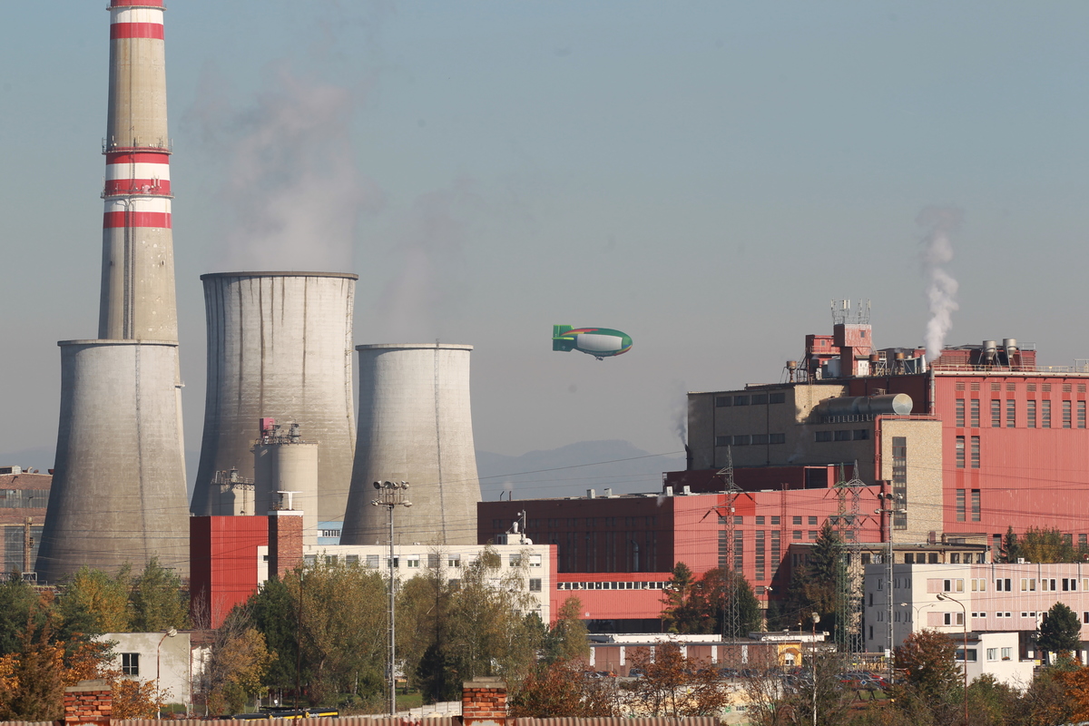 Airship over Coal Plant in Slovakia. © Vladimir Benko / Greenpeace