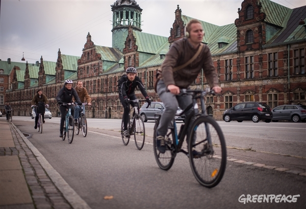 Cyklisti na uliciach v Kodani. © Chris Grodotzki / Greenpeace