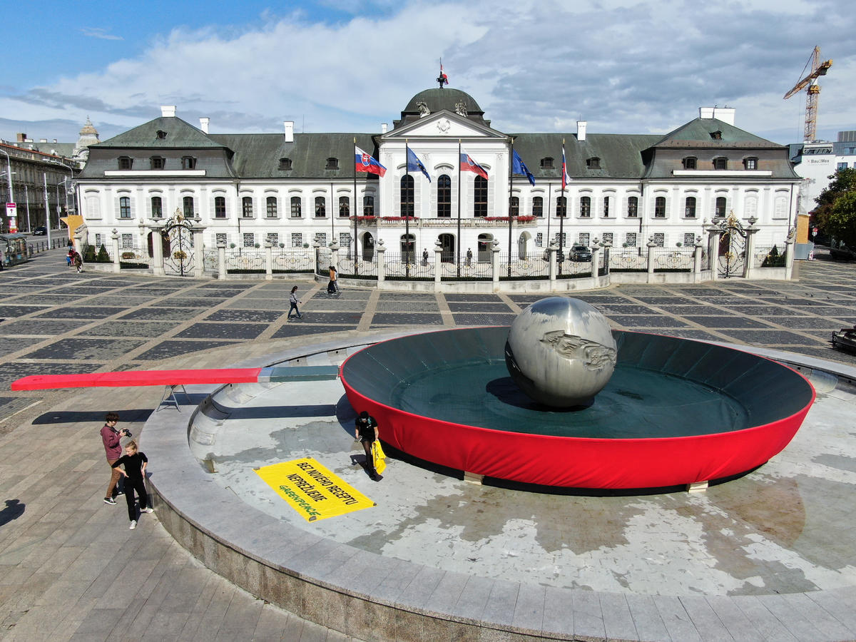 Frying Earth Action in Bratislava. © Greenpeace