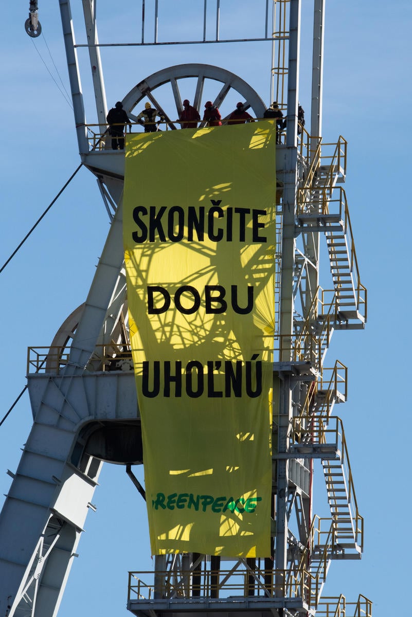 V Prievidzi sa zajtra začne občiansky súdny spor s aktivistami Greenpeace za nenásilný protest proti uhliu z roku 2018 v Novákoch 