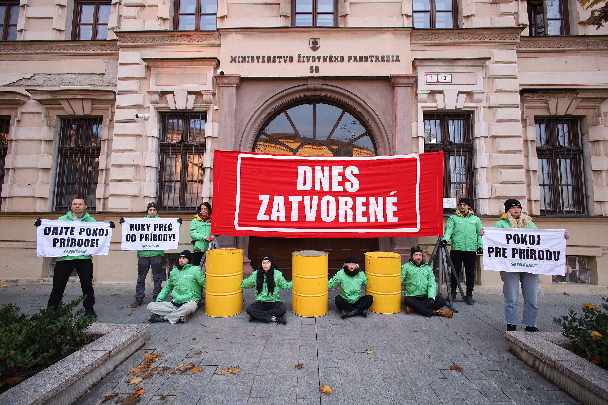 Greenpeace Slovensko od rána blokuje ministerstvo životného prostredia: Dajte prírode aspoň jeden deň pokoj, odkazuje vedeniu.