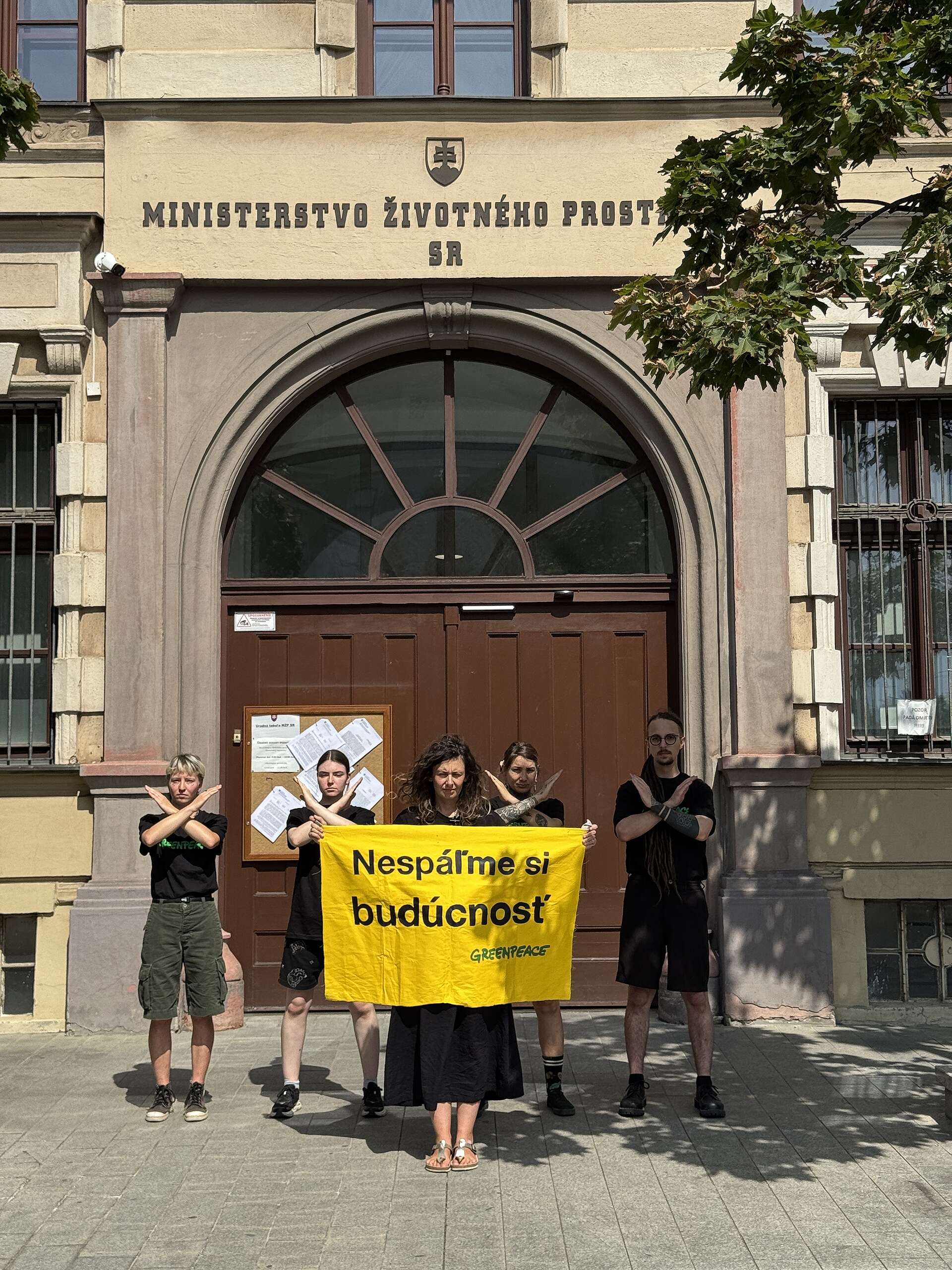 Máme právo dýchať – rozklad proti spaľovni nebezpečného odpadu podáva Greenpeace Slovensko aj občania z dotknutých obcí