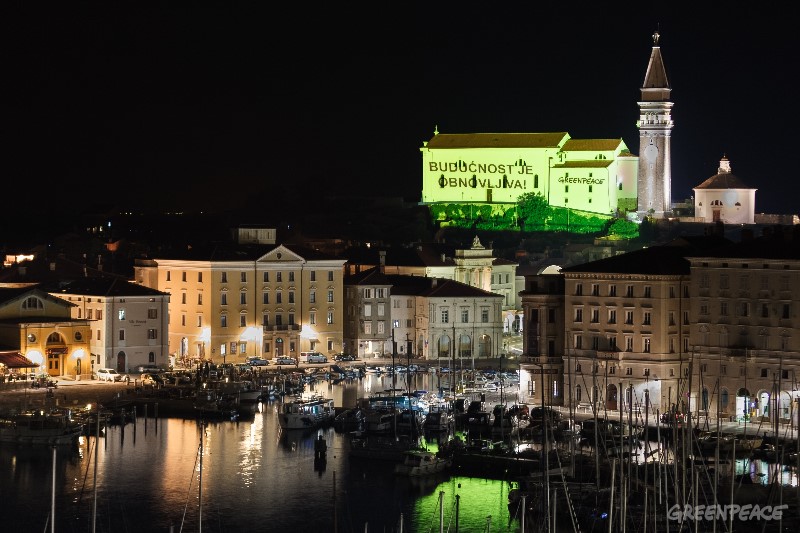 Sporočila v drugih jezikih - prihodnost je obnovljiva. (c) Mitja Kobal / Greenpeace