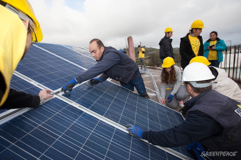 Sončne celice na strehi. (c) Greenpeace.