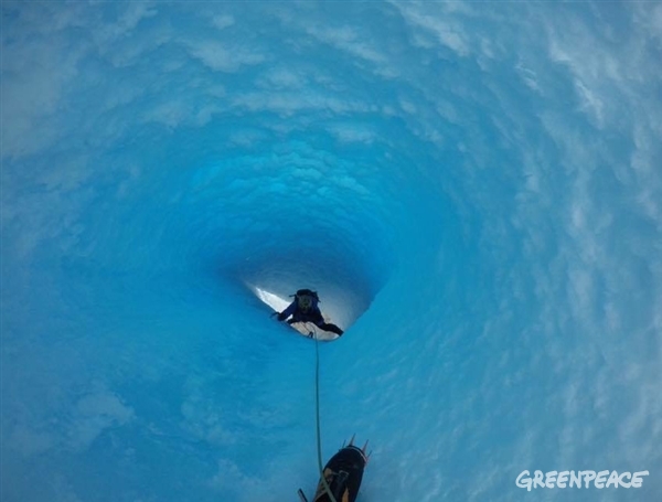Plezanje v objemu ledu. (c) David Bacci / Greenpeace