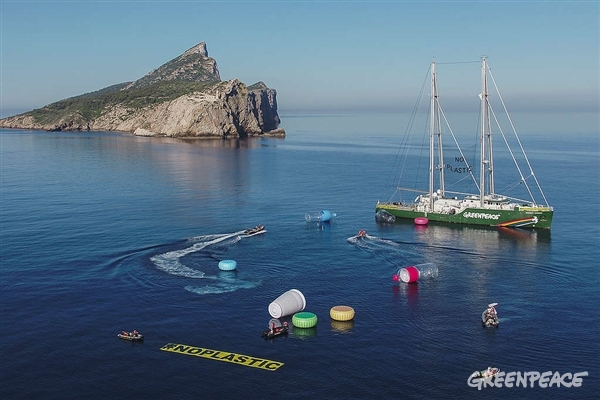 Greenpeaceova ladja Rainbow Warrior med protestom v Sredozemskem morju (Pedro Armestre / Greenpeace)