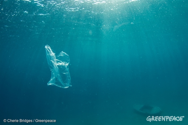 Plastika pri svojem razgrajevanju povzroča onesnaževanja ozračja