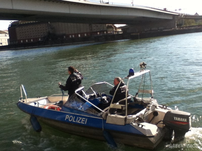 Policijski čoln ob privezu. Foto: Greenpeace/Ines Gorkič
