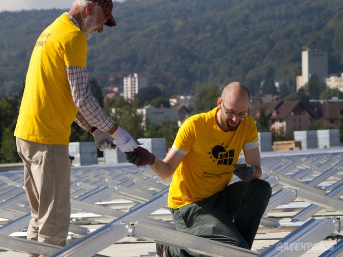 Postavljanje skupnostne sončne elektrarne. © Greenpeace / Jonas Scheu