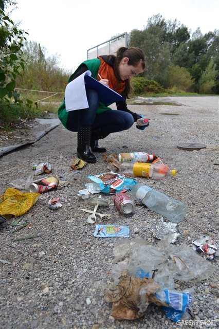 Del zbranih plastičnih odpadkov na čistilni akciji Očistimo Slovenijo, 2018, kjer smo izvajali tudi popis blagovnih znamk (Foto: Ines Kavgić/Greenpeace)