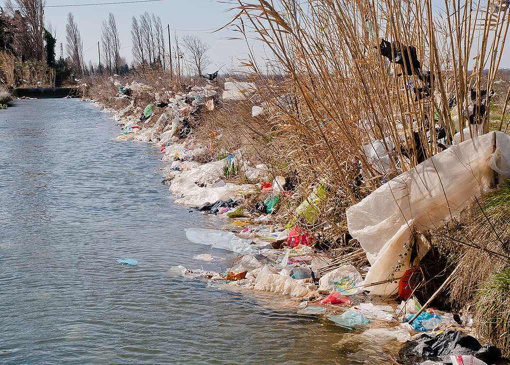 Plastično onesnaženje, ki ga je k vodi prinesel veter iz odlagališča La Crau v Franciji. © Wolf Wichmann / Greenpeace