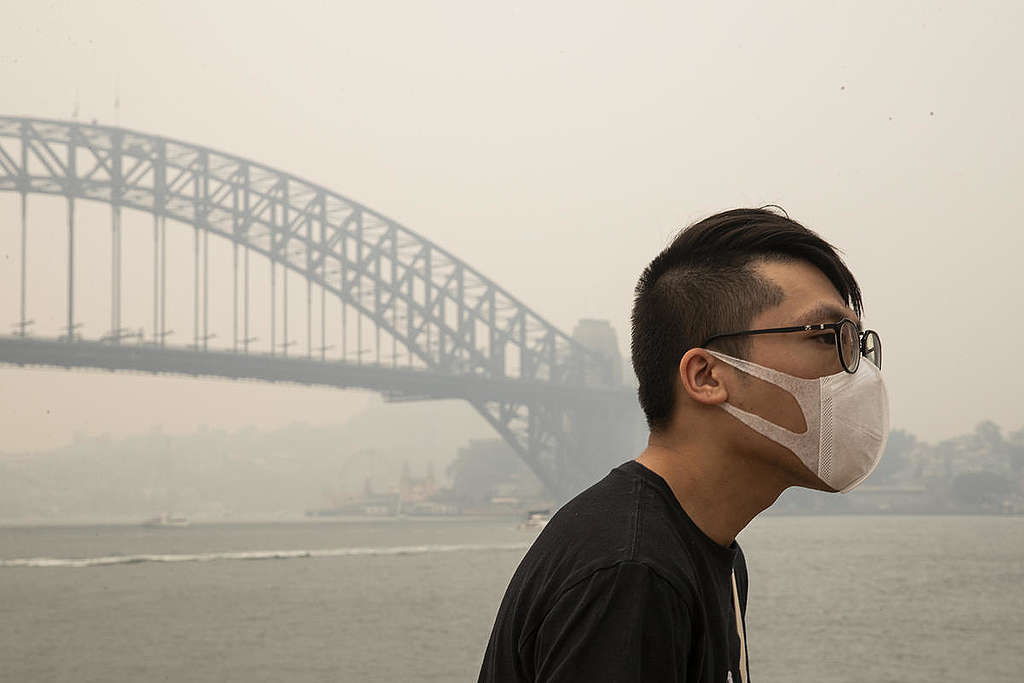 Man with Face Mask in Sydney, NSW. © Cole Bennetts / Greenpeace
