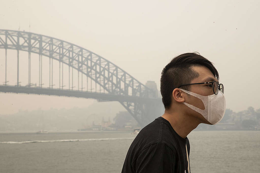 Man with Face Mask in Sydney, NSW. © Cole Bennetts / Greenpeace Man with Face Mask in Sydney, NSW. © Cole Bennetts / Greenpeace