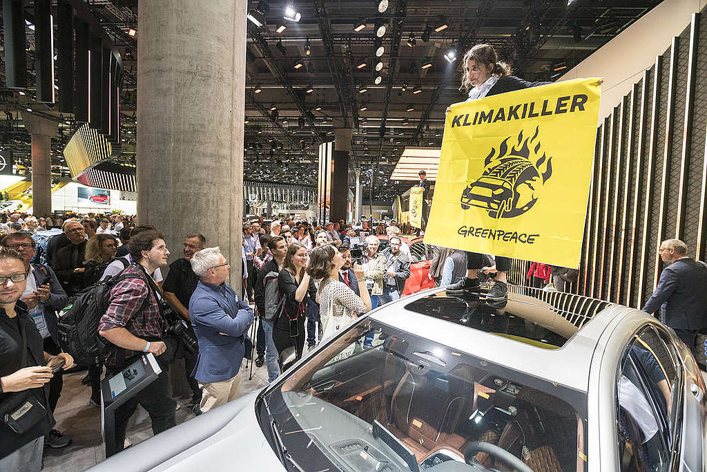 Protest at Angela Merkel's Visit at the IAA in Frankfurt. © Greenpeace