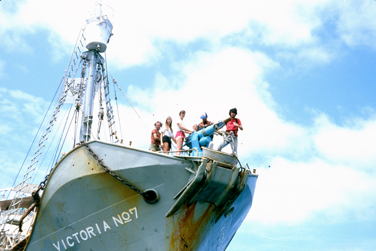 Activists chained to Harpoon of Peruvian Whaler. © Michael Bailey / Greenpeace