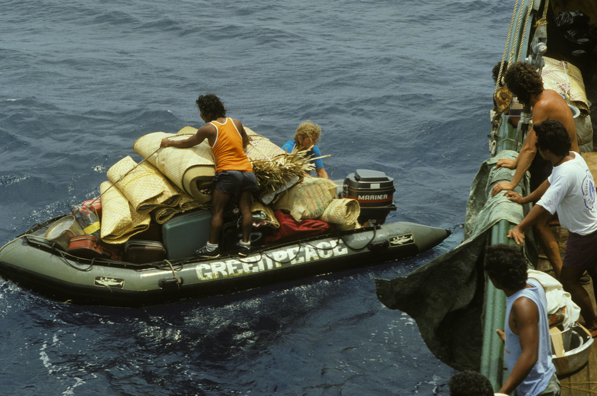 Loading Goods on the Rainbow Warrior. © Fernando Pereira / Greenpeace