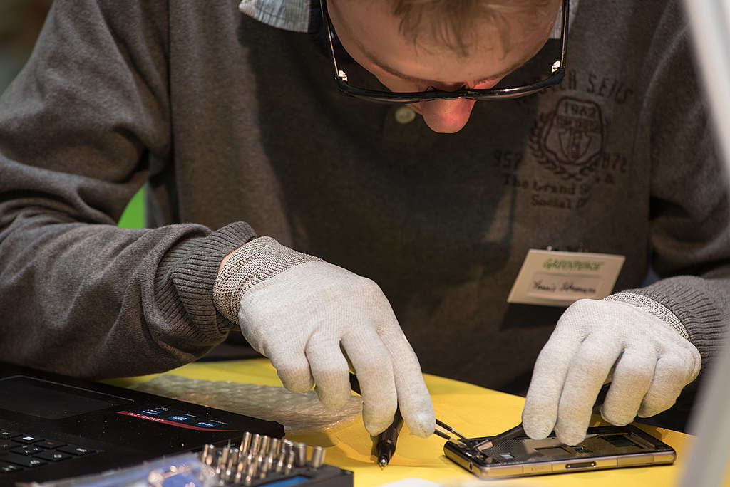 Greenpeace Repair Cafe in Hamburg. © Mauricio Bustamante / Greenpeace