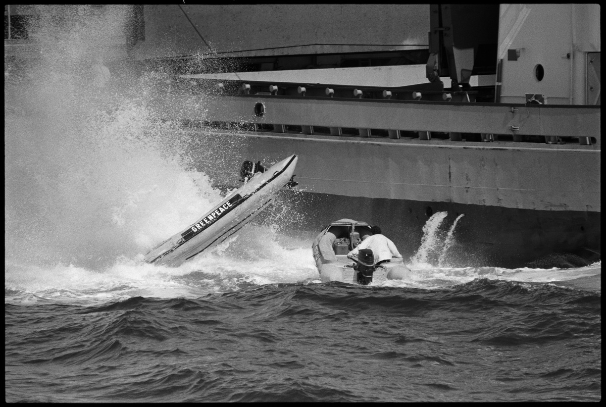Nuclear Waste Barrel Hits Inflatable in Atlantic. © Greenpeace / Pierre Gleizes